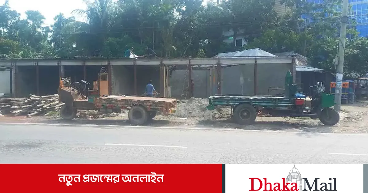 চাঁদপুরে সড়কের জায়গা দখল করে মার্কেট নির্মাণ!