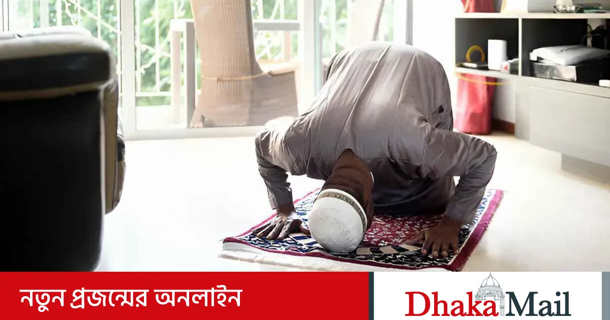 Stol tagida sezdirmay uni so‘rib oldi. Stol tagida sezdirmay uni so‘rib oldi.